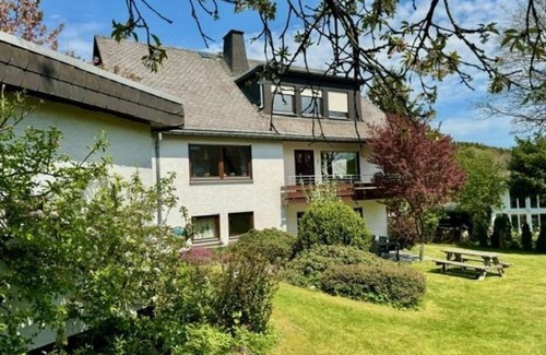 Elkeringhausen Apartment | Spacious and cozy apartment in Winterberg-Elkeringhuizen, balcony and large garden