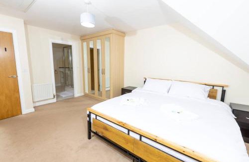Larkfield House | Spacious and Luxurious 5 Bedroom Town House for 9