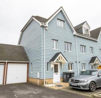 Larkfield House | Spacious and Luxurious 5 Bedroom Town House for 9