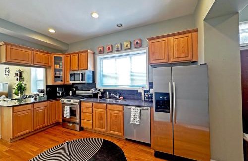 West Town Apartment | Spacious and Modern 3BD 2BA Home- Garage Parking!
