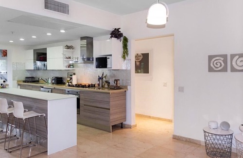 Boegoeroei Apartment | Spacious and modern 4-bedroom condo ground level