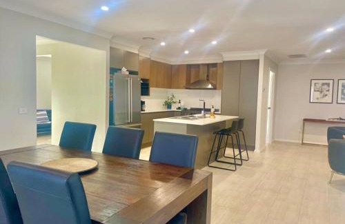 Eglinton House | Spacious and Modern Home away from Home