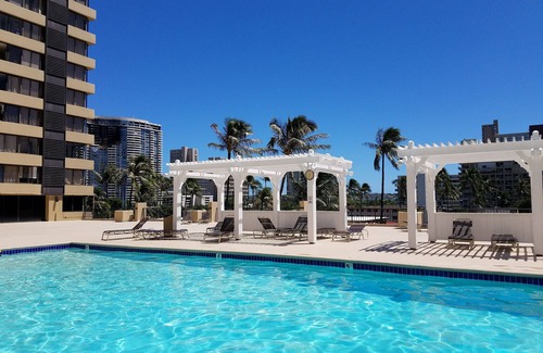 McCully - Moiliili Condo | Spacious and Renovated Waikiki Condo With Full Kitchen and Ocean Views