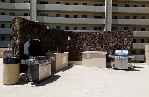 McCully - Moiliili Condo | Spacious and Renovated Waikiki Condo With Full Kitchen and Ocean Views