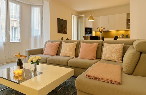 Beausoleil Condo | Spacious and stylish 3-bedroom apartment just steps from Monaco. Ideally located in the center of Beausoleil, it features contemporary decor, a fully equipped kitchen, air conditioning, and two modern bathrooms — perfect for a comfortable stay