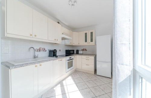 Bron Apartment | Spacious Apartment for 8 People - Bron Grand Clement