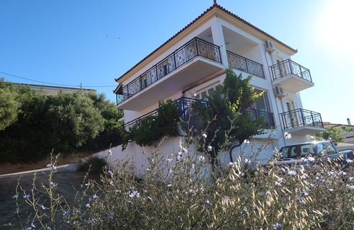 Foinikounta Apartment | Spacious apartment near the beach with a unique view of Finikounda