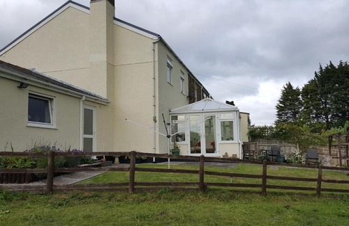 Bridgend Apartment | Spacious Apartment On The Hillside