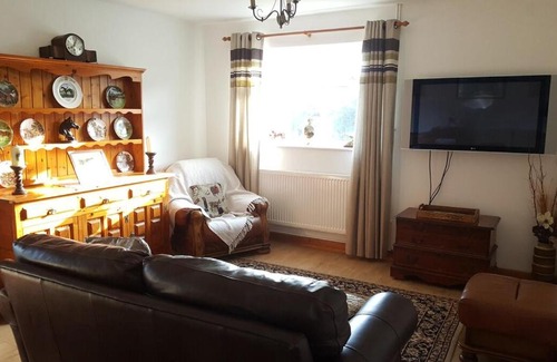 Bridgend Apartment | Spacious Apartment On The Hillside