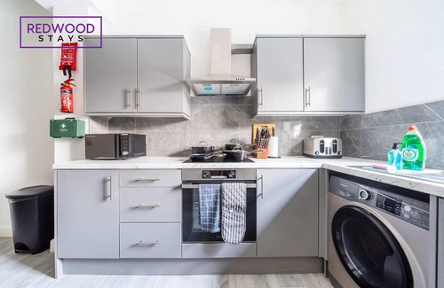 Rushmoor District Apartment | Spacious Apartment | Pet-Friendly, FREE WiFi