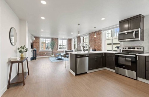 Riverside Apartment | Spacious Apartment with King Beds! J&K on Main