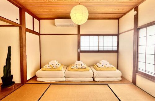 Kakisaki House | Spacious Beach Home 350m to Sotoura Beach