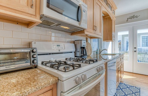 Ocean Grove House | SPACIOUS BEACH HOUSE. 7 Bedrooms/6 baths with 2 porches and backyard space.