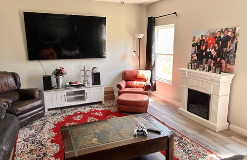 Independence House | Spacious, beautiful, fun packed basement with kitchen, bath, pool table & 85" TV