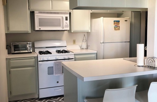 Deepwell Estates Condo | Spacious Biltmore condo with private balcony