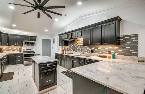 Bowling Green House | Spacious Bowling Green Home w/Hot Tub & Pool!