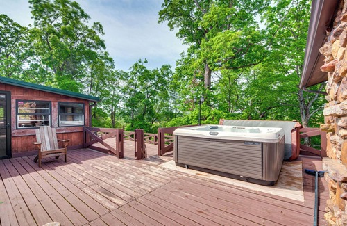 Bowling Green House | Spacious Bowling Green Home w/Hot Tub & Pool!