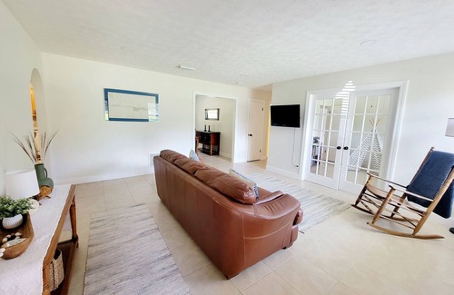 St. Augustine South House | Spacious brick home in St. Augustine South. Pet friendly! 20 min from the beach!