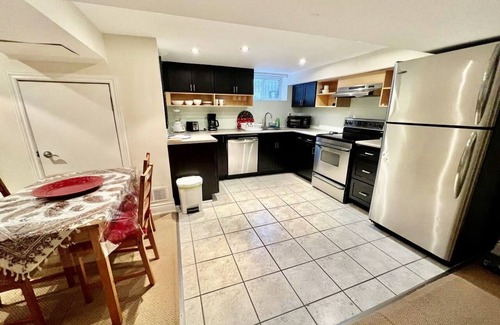 Etobicoke House | Spacious bright 2BD with Pool, 2 free parking-Ideal for longe stays