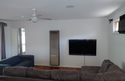 Wantirna South House | Spacious & Bright 4 Bedroom Family House & Garden