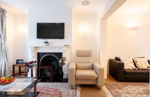 Warwick Villa | Spacious, Bright & Cosy ~ Ideal Victoria Location!