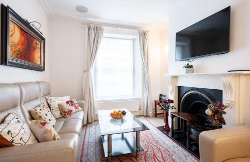 Warwick Villa | Spacious, Bright & Cosy ~ Ideal Victoria Location!