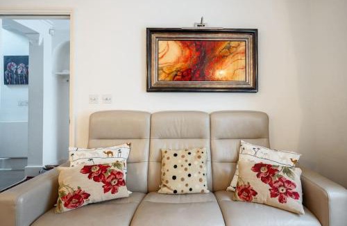 Warwick Villa | Spacious, Bright & Cosy ~ Ideal Victoria Location!