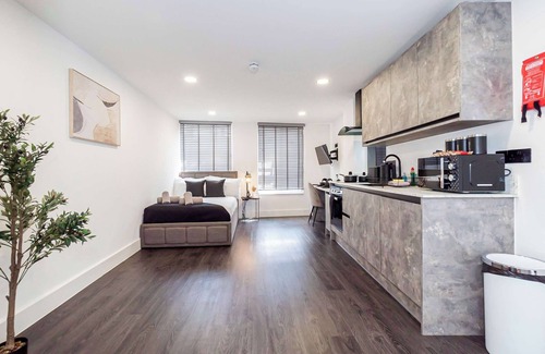 Old Trafford Apartment | Spacious & Bright Studio in Central Nottingham