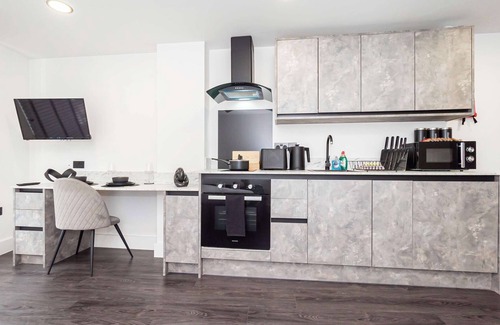 Old Trafford Apartment | Spacious & Bright Studio in Central Nottingham
