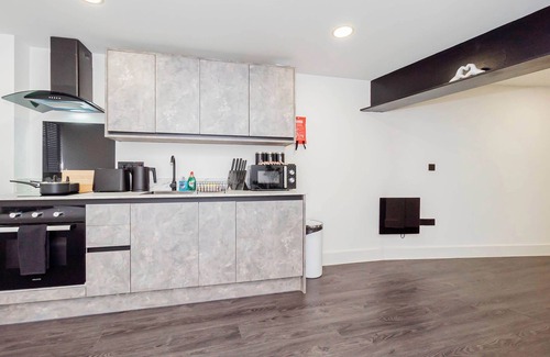 Old Trafford Apartment | Spacious & Bright Studio in Central Nottingham