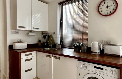 Brixton Hill Apartment | Spacious, bright two-bedroom flat in Brixton