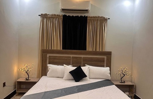 Gulshan-e-Iqbal House | Spacious bungalow with 8 bedrooms and WiFi, AC in gulshan e iqbal Karachi