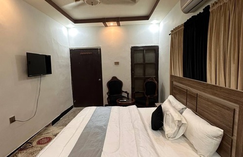 Gulshan-e-Iqbal House | Spacious bungalow with 8 bedrooms and WiFi, AC in gulshan e iqbal Karachi