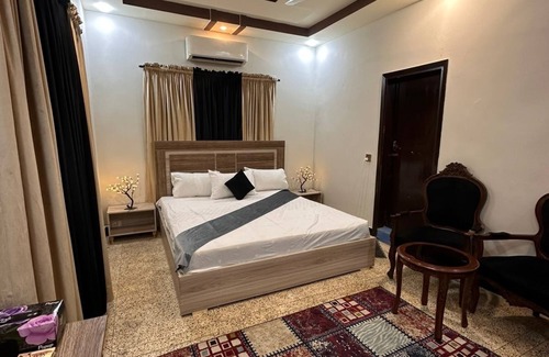 Gulshan-e-Iqbal House | Spacious bungalow with 8 bedrooms and WiFi, AC in gulshan e iqbal Karachi