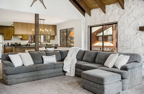 Kingswood Estates Cabin | Spacious Cabin: 10 minutes to Northstar & the Lake