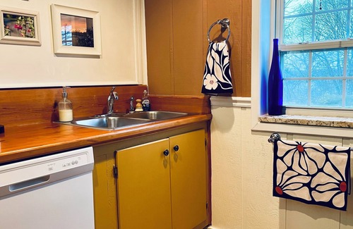 Goreville House | Spacious Cabin with Beautiful Sunsets in the Heart of Hiking and Wine Country