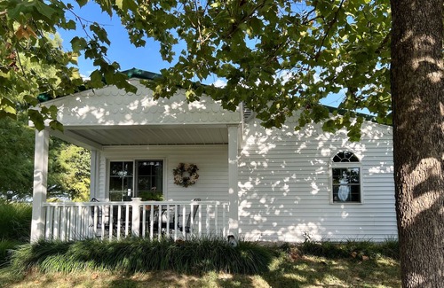 Goreville House | Spacious Cabin with Beautiful Sunsets in the Heart of Hiking and Wine Country