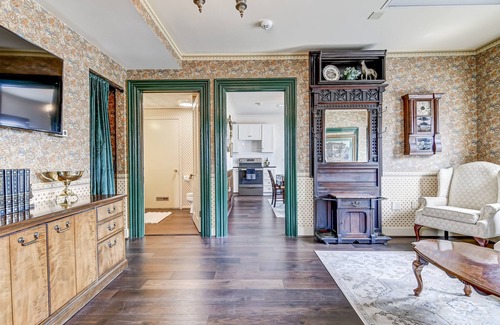 Springfield House | Spacious Carriage House | Private Entrance | Historic & Stylish
