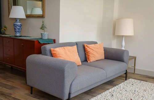 Charlbury Apartment | Spacious, central flat w. super king/twin & parking