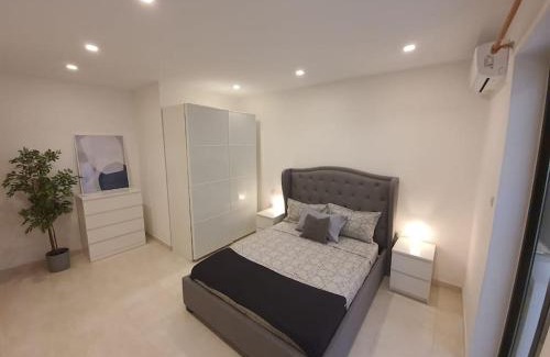 St. Andrew's Apartment | Spacious, Central & New 3-BR apartment. Wifi & AC