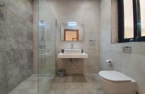 St. Andrew's Apartment | Spacious, Central & New 3-BR apartment. Wifi & AC