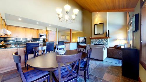 Village North House | Spacious Chalet with PRIVATE Hot Tub by Harmony Whistler