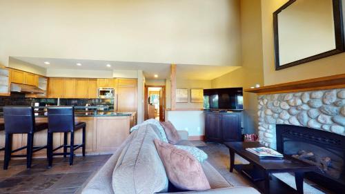 Village North House | Spacious Chalet with PRIVATE Hot Tub by Harmony Whistler