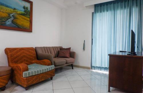 Suko Manunggal Apartment | Spacious Classic 1BR Apartment at Taman Beverly By Travelio