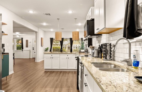 Highland Park House | Spacious & Clean Retreat w/Pool, Hot Tub, Game Room & 8 Smart TVs.