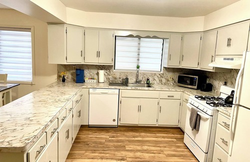 Garfield Apartment | Spacious comfort, 1st FL, parking, 2 TVs, laundry,Beautiful views of NYC skyline