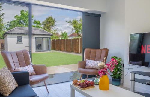 Harrow Apartment | Spacious & Comfortable Stay, 3 Min Drive from The Great Barn Harrow, Perfect for Wedding Guests with 2 Parking