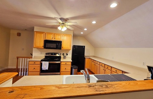Melrose House | Spacious & Convenient 1BR unit-20min to Boston