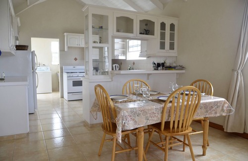 Diamond Valley Apartment | Spacious cool and breezy Apartments with a captured ocean view and the country