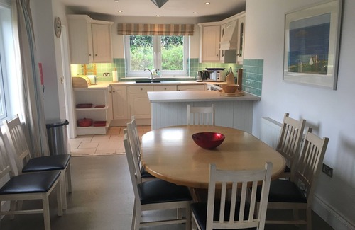 Treyarnon Cottage | Spacious Cornish cottage, (8) & dog, hot-tub, privacy, sea views, parking.